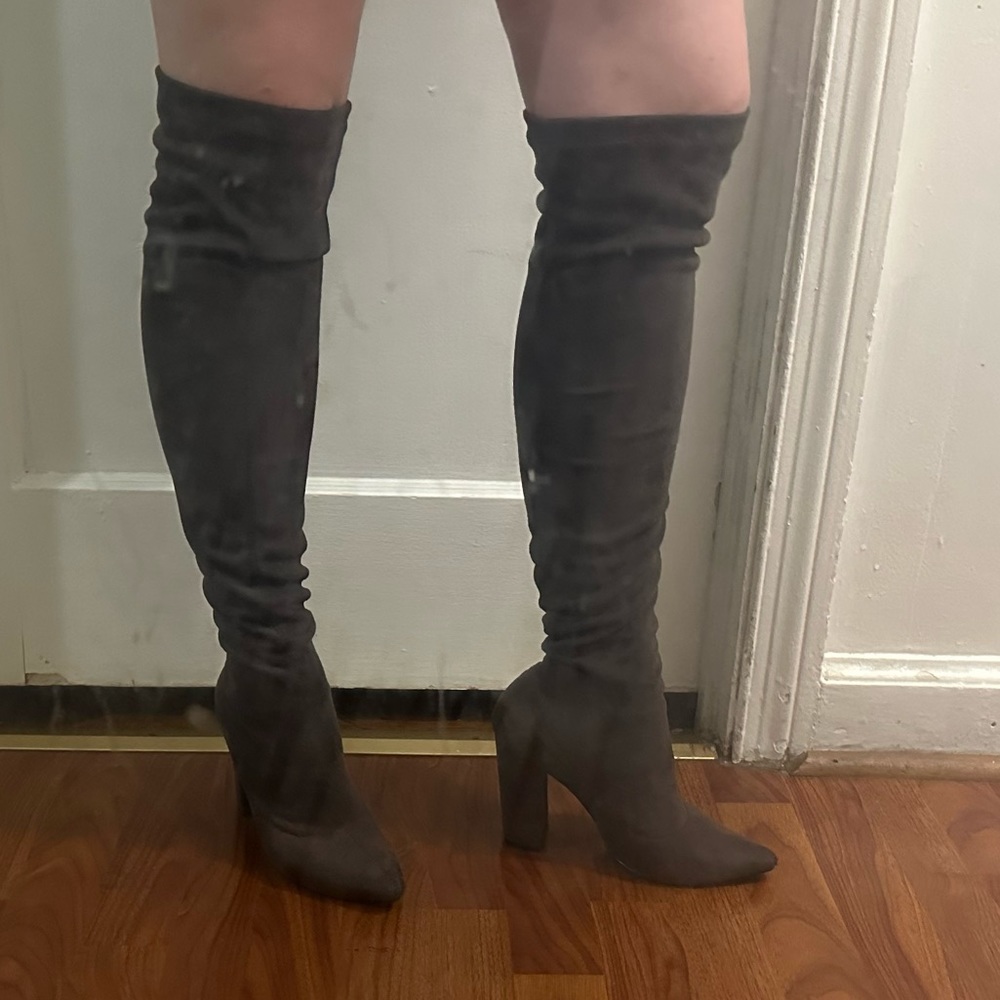 Knee high suede boots - grey